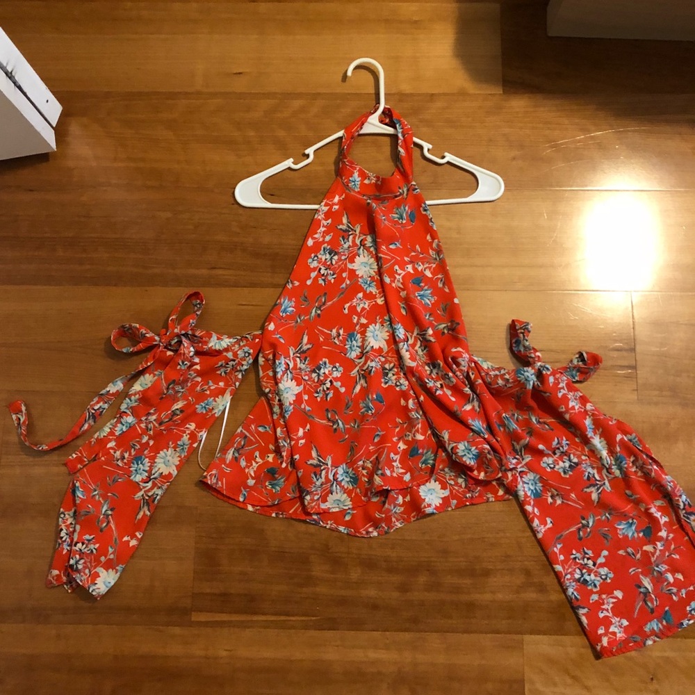 *NEVER WORN* Akira backless, floral blouse